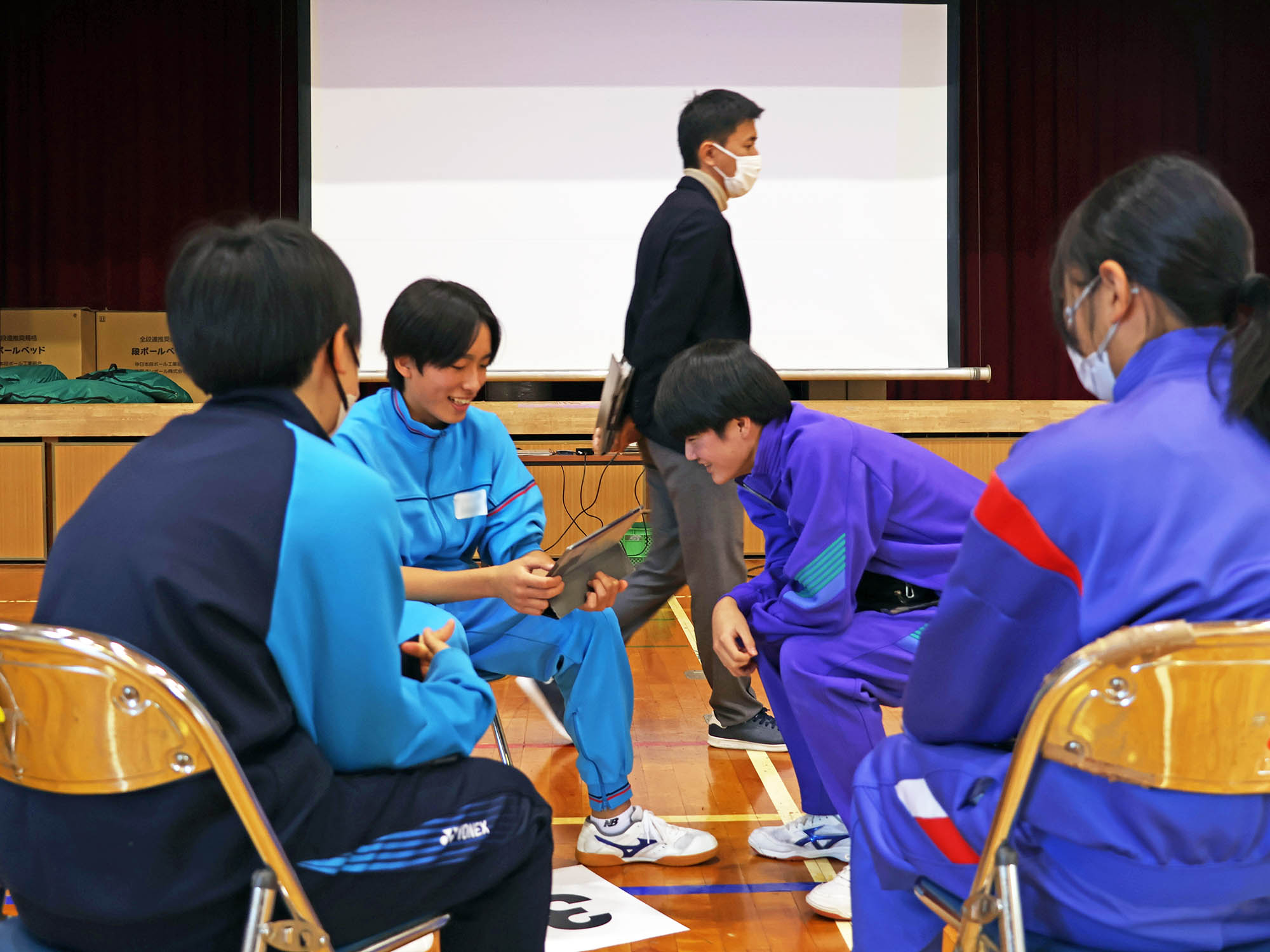 意見交換を行う生徒ら