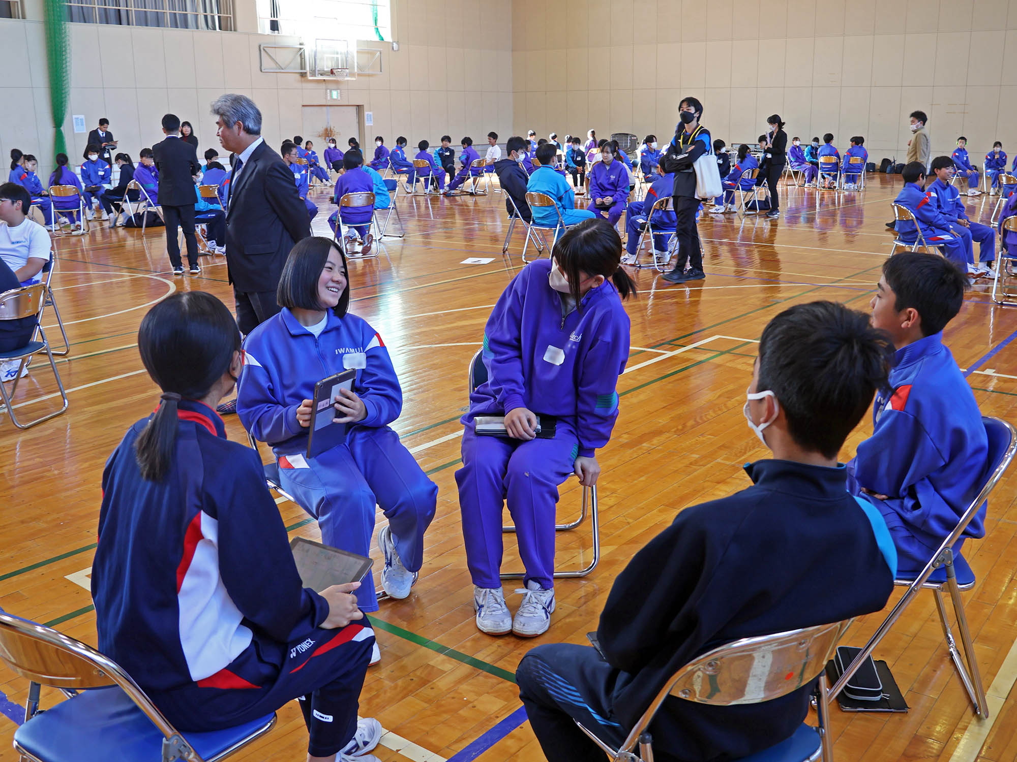 意見交流をする生徒ら