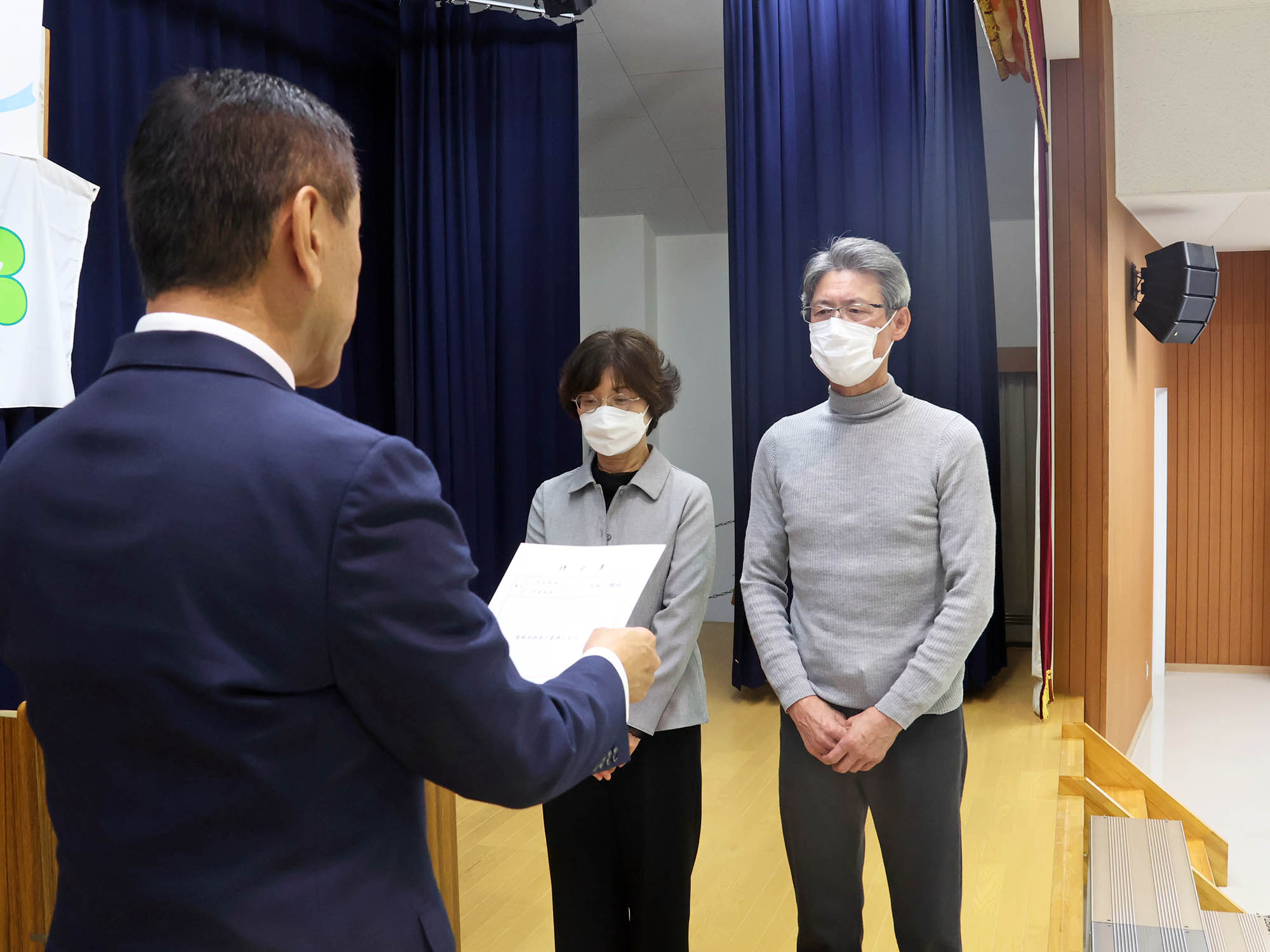 委任状を受け取る上田さんと藤井さん