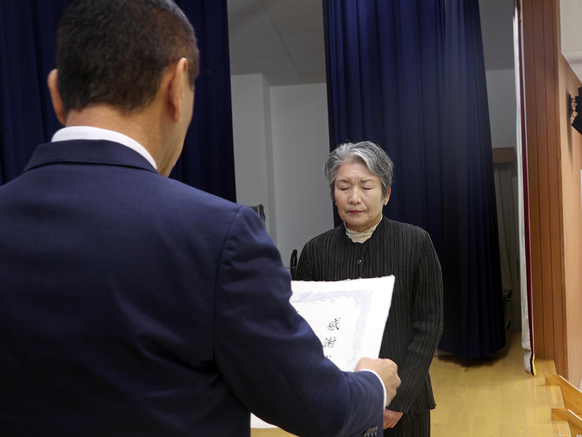 大臣感謝状を受け取る小板敬子さん