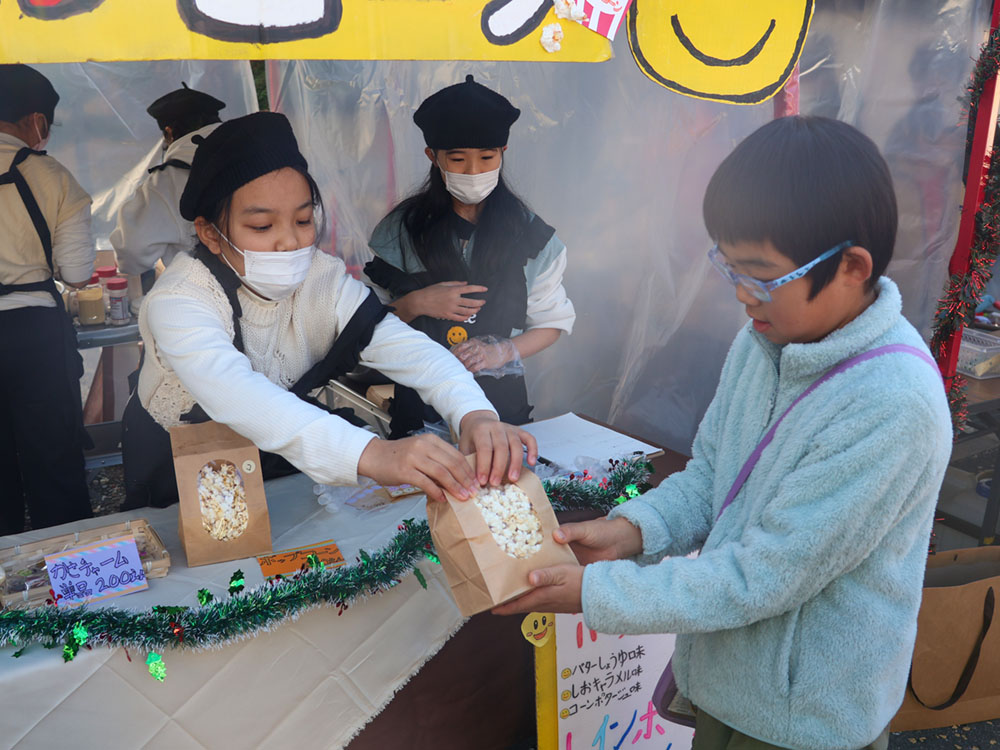 ポップコーンを買う男の子