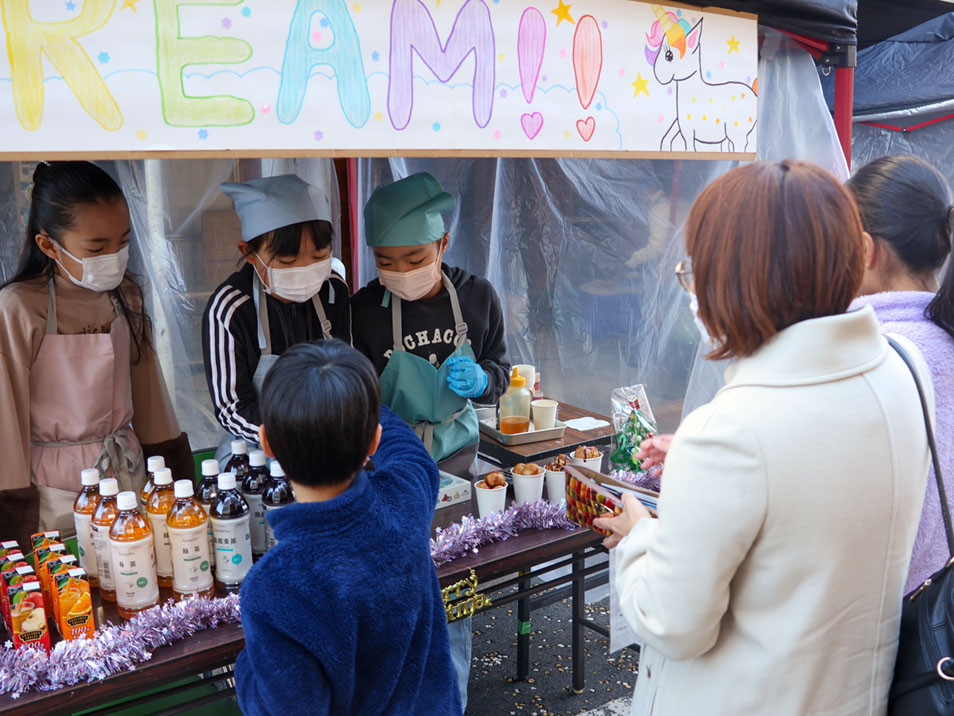 買い物をする親子