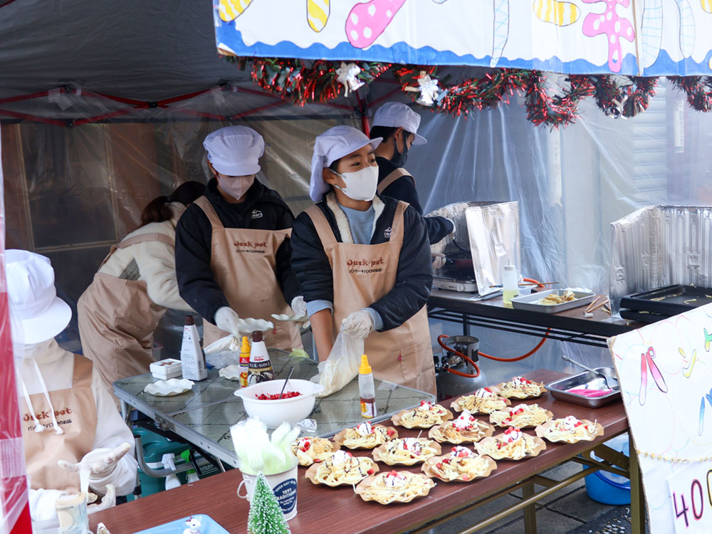 商品を作っている子どもたち