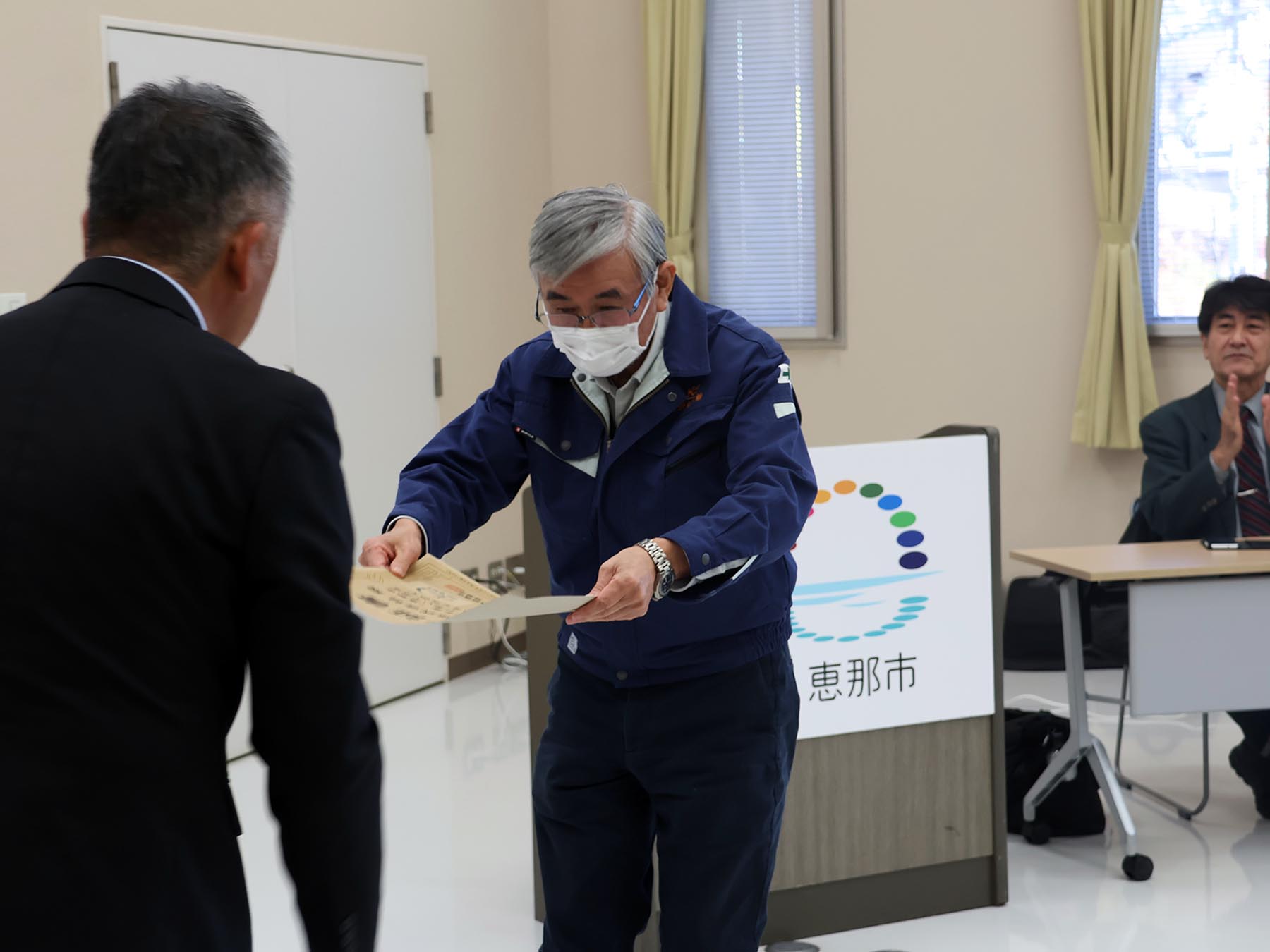 修了証を受け取る受講者