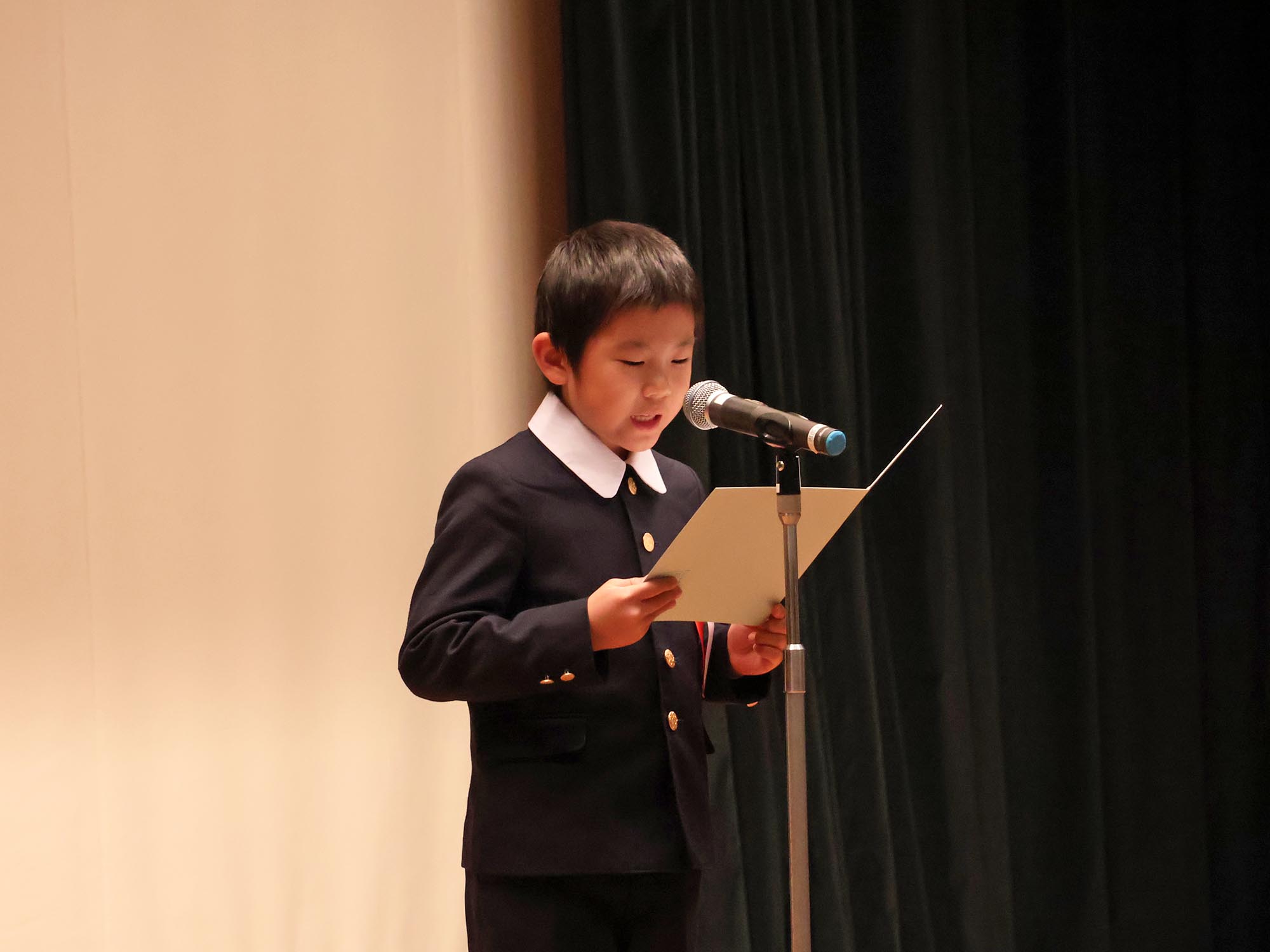 エッセイの部小学校の部門 最優秀賞の若狭早(そう)さん(愛媛大学教育学部付属小学校2年生)