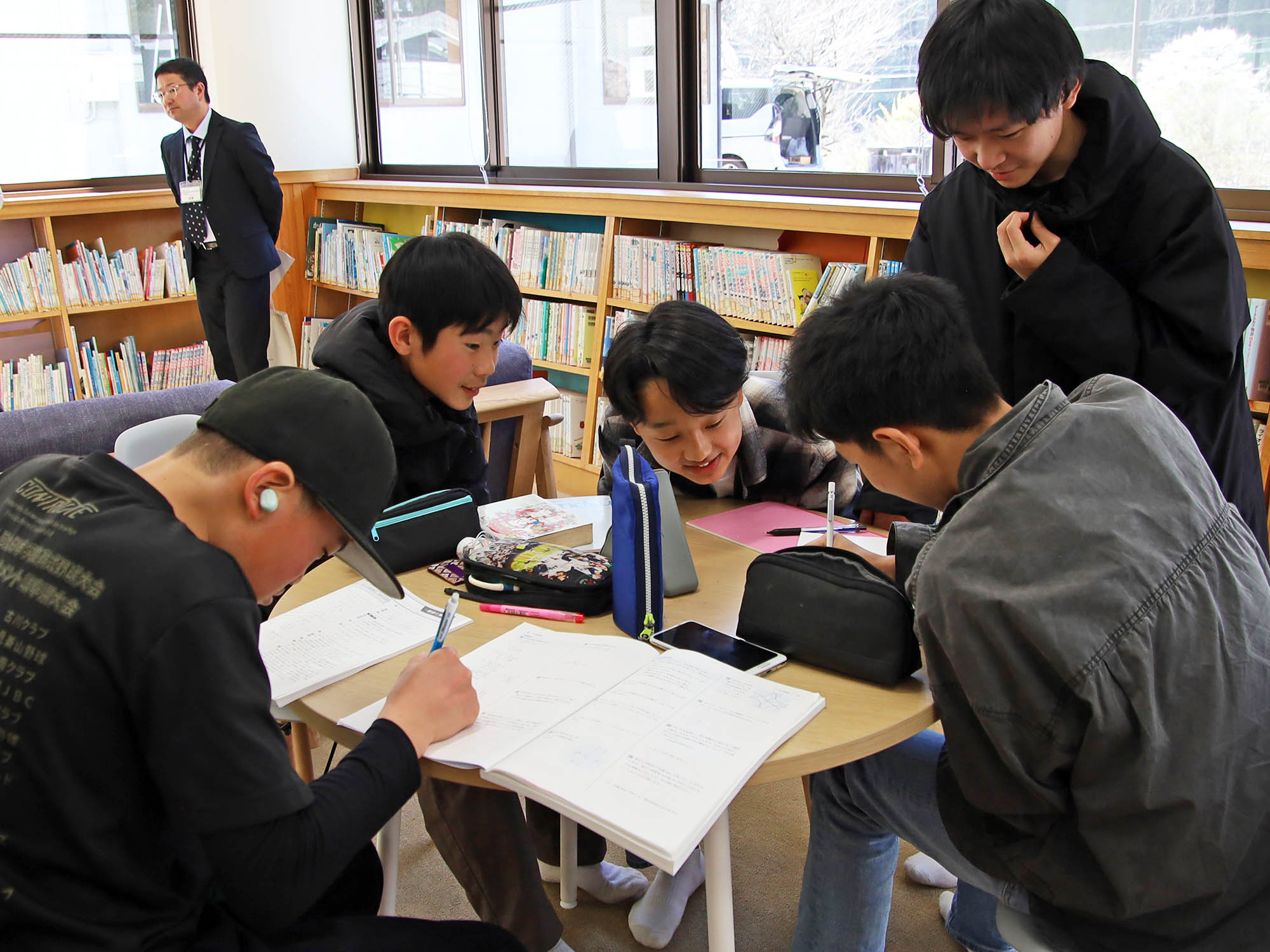 勉強を教えあう