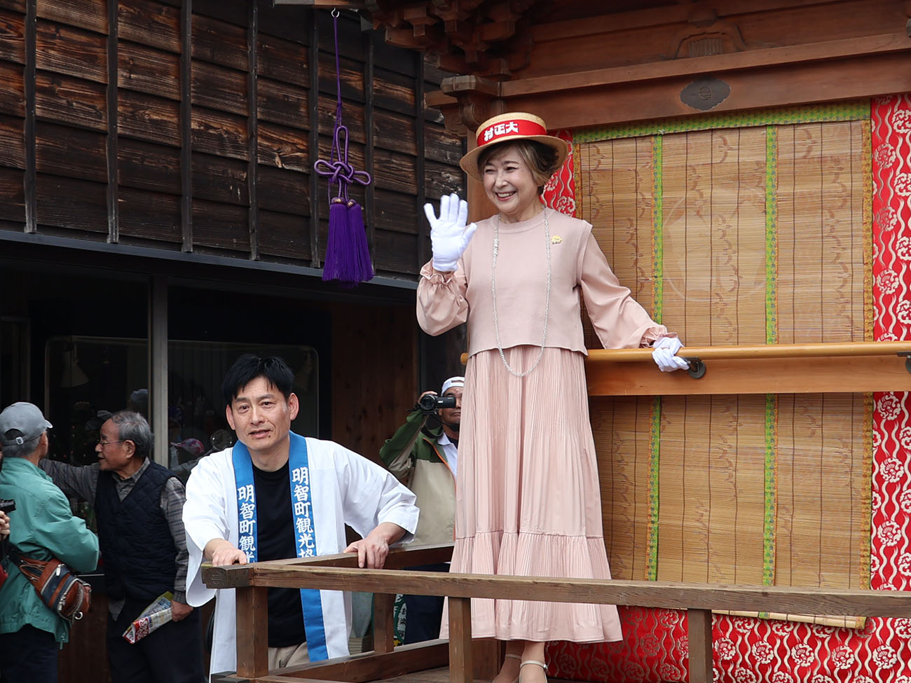 参加者に手を振る山下景子村長