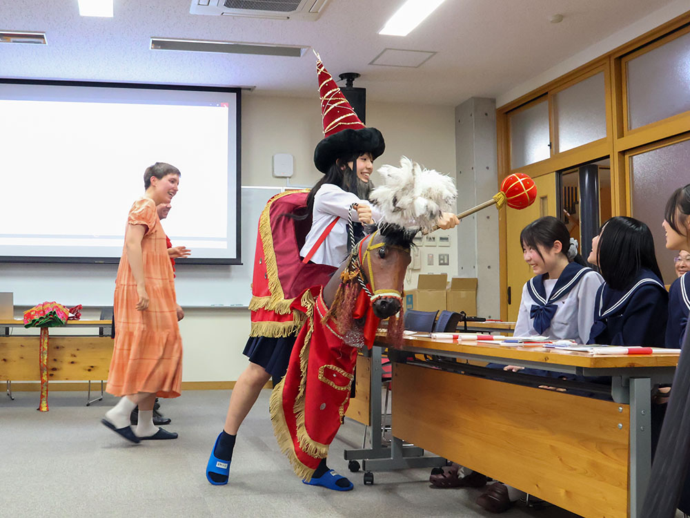 「ライコニク」の衣装を着た恵那高生