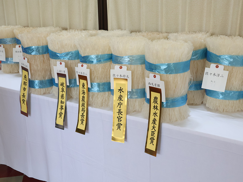 受賞した寒天が並ぶ