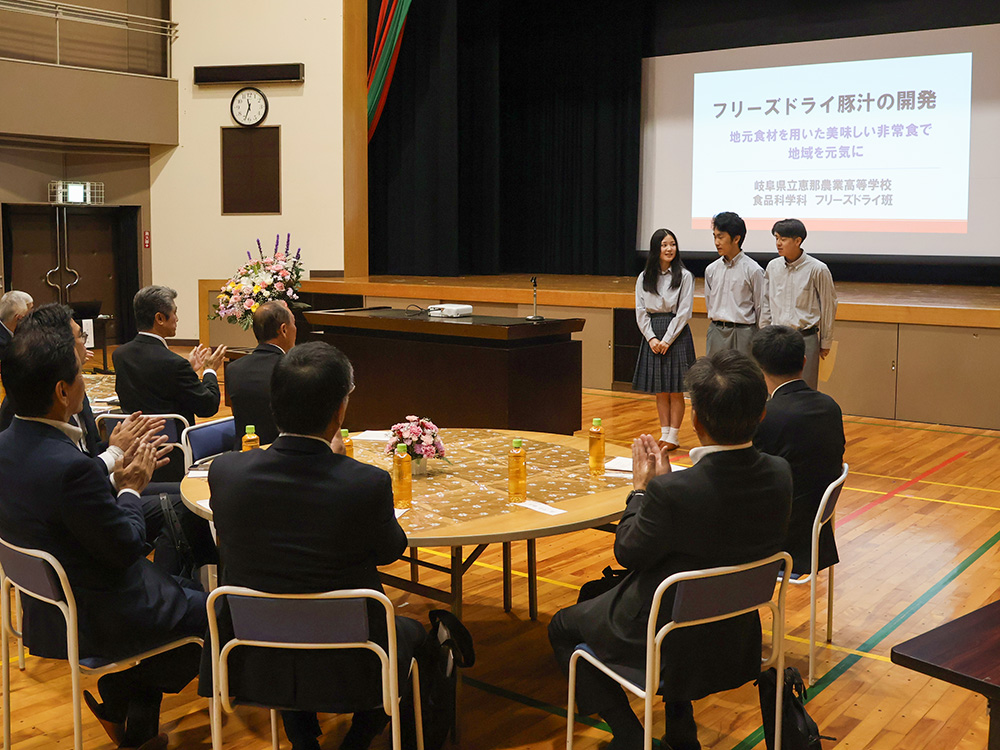 発表をする恵那農業高校の生徒