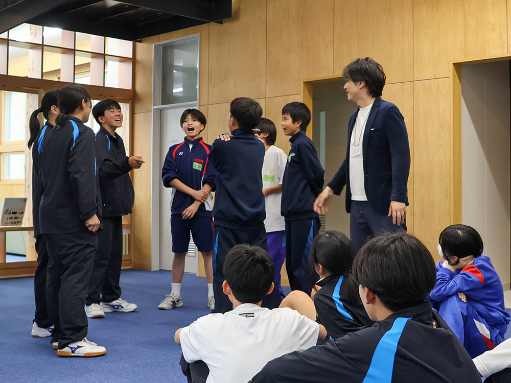 演技ワークショップを楽しむ生徒ら