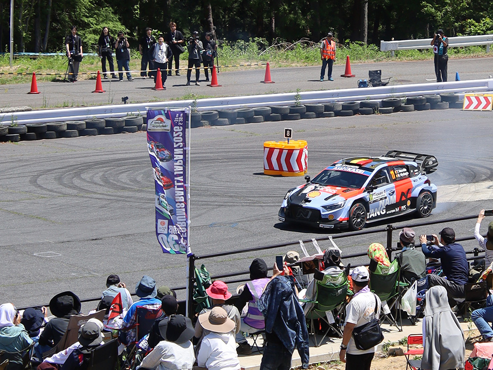 笠置山モーターパークを走るラリーカー