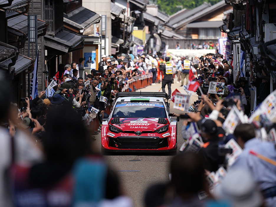 岩村リエゾン応援エリアを走るラリーカーと大勢の観客