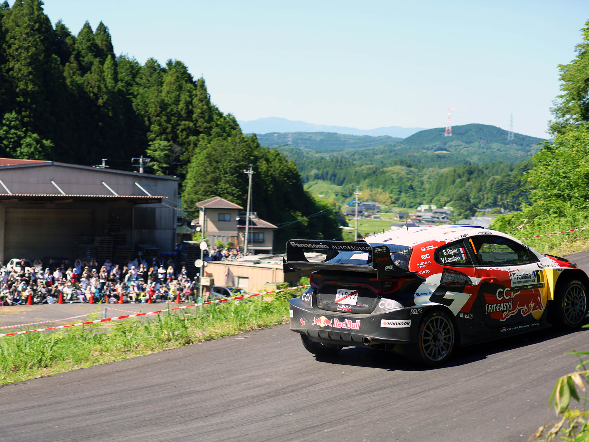 山岡観戦エリアを走るラリーカー