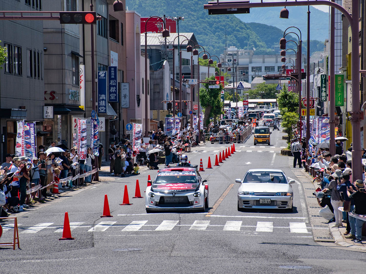 恵那駅前を走るラリーカー
