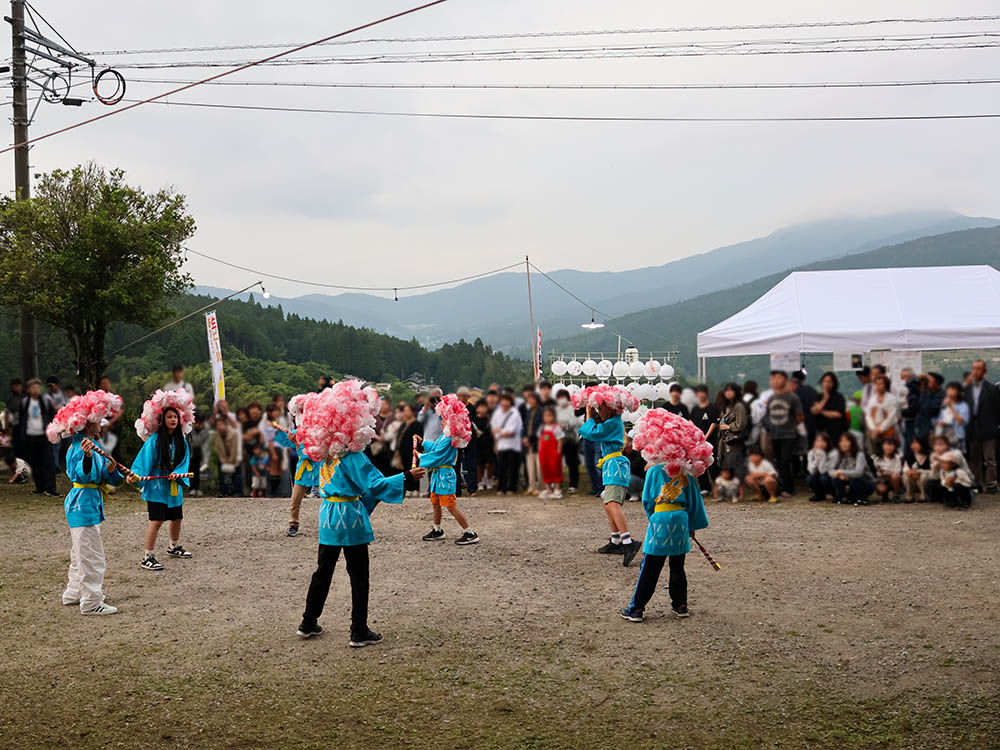 中野方小6年生が杵振り踊りを披露