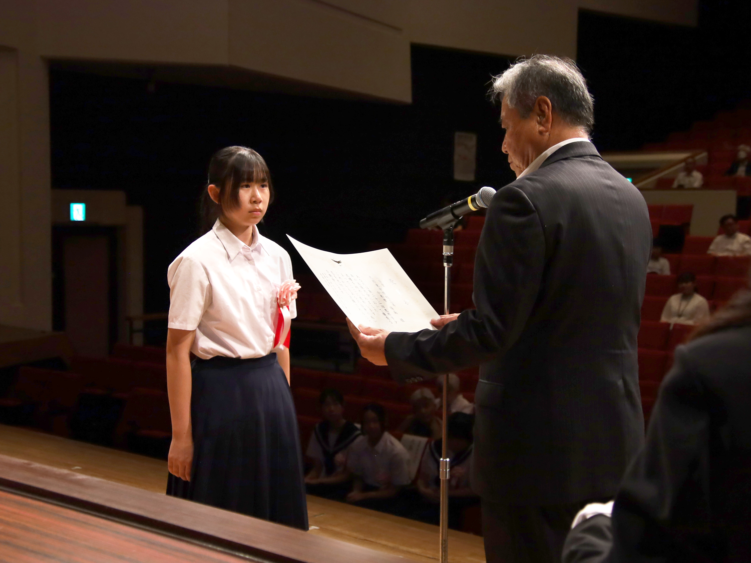 賞状を受け取る小木曽さん