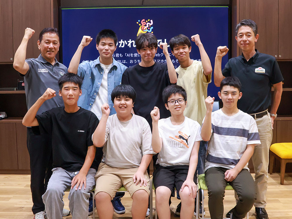 講座に参加した中学生高校生らと小坂市長