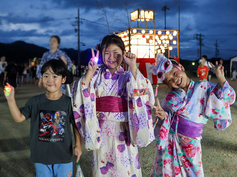 浴衣を着て祭りを楽しむ子どもたち