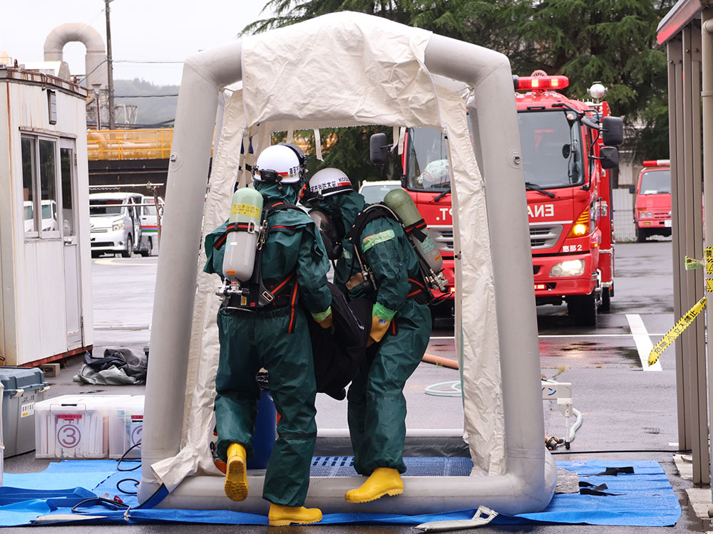 救助した人を除染テントへ