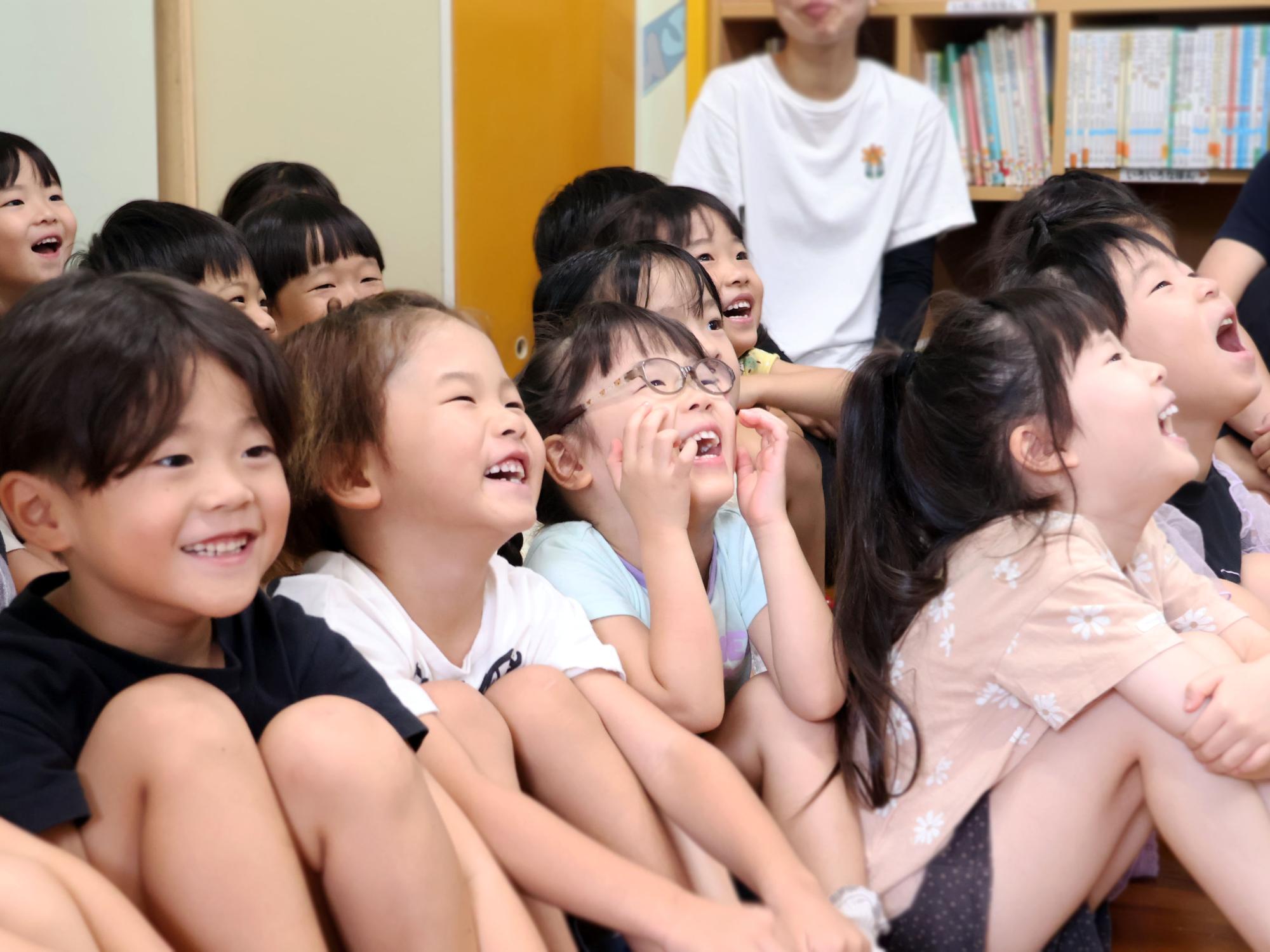 読み聞かせを楽しむ