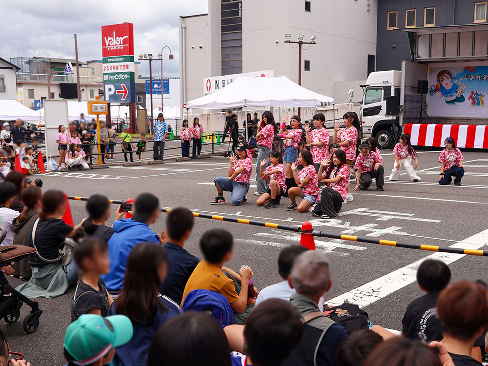 イベントステージでダンスを披露