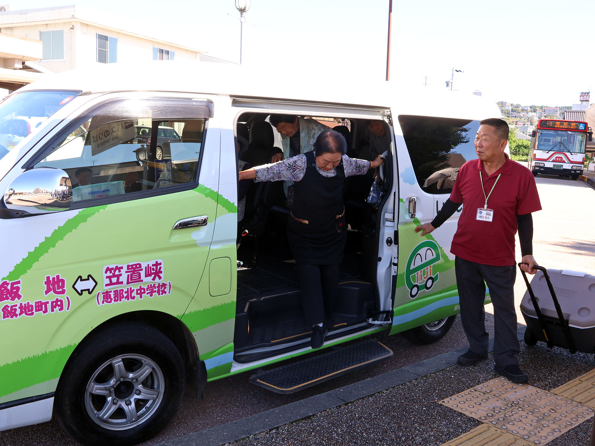 恵那駅に住民と商品が到着