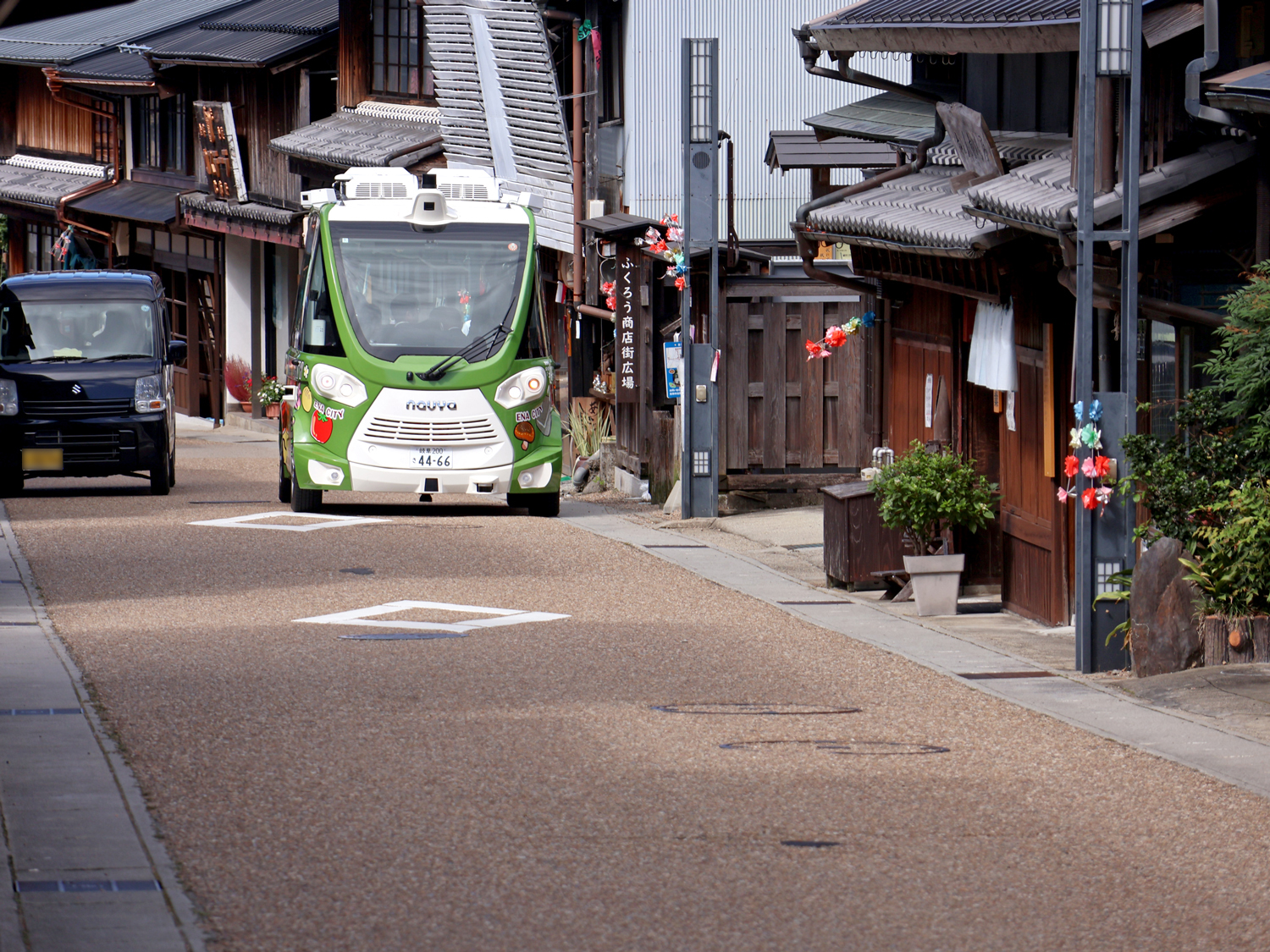 自動運転EVバスが岩村城下町を走行