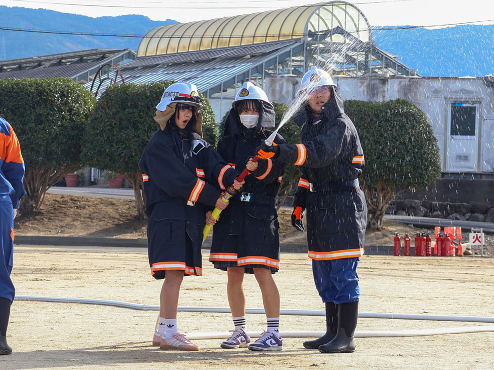 放水体験をする女の子