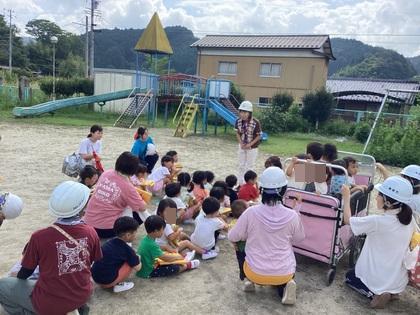 園庭に避難している。