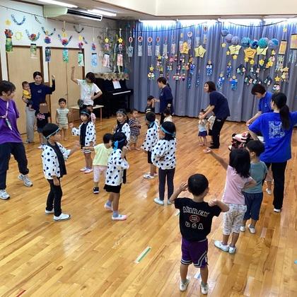 盆踊りしているところ