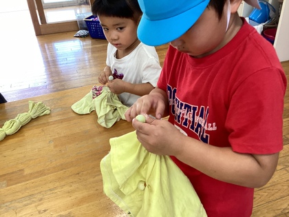 4歳児絞り染めつくり