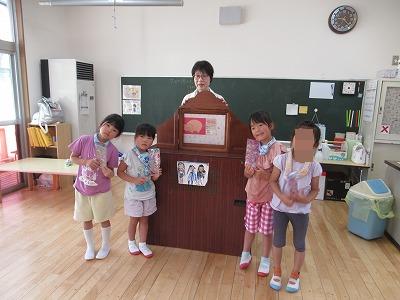 読み聞かせの先生とハイチーズ