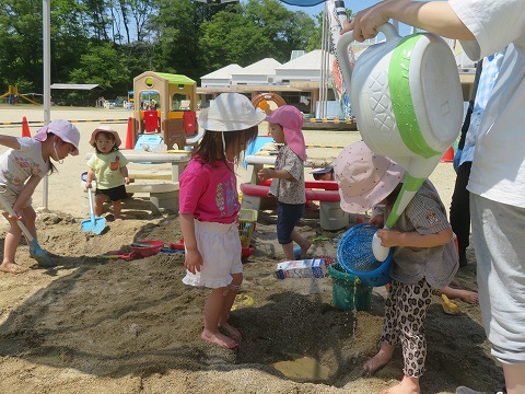 水遊びをする未満児