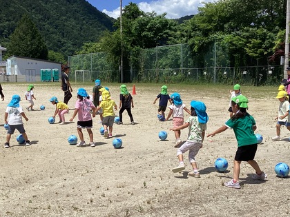 サッカー教室をしている。