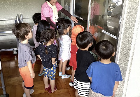 給食室にお願いしに行く子ども達