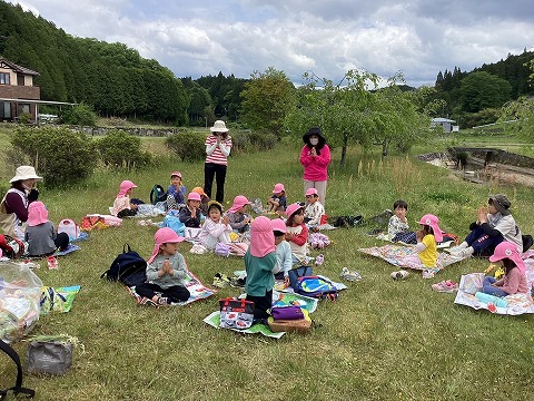 お弁当を食べる年中