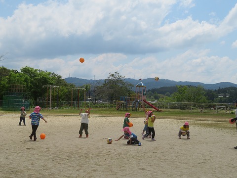 運動遊びをする年中