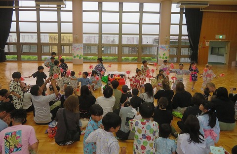 獅子舞の踊りをする年長児