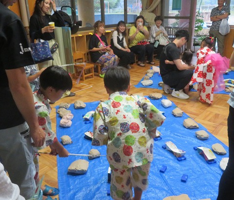 魚釣りをする子ども達