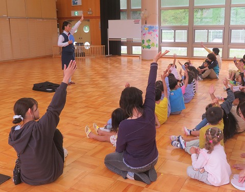 交通安全指導を受ける子ども達