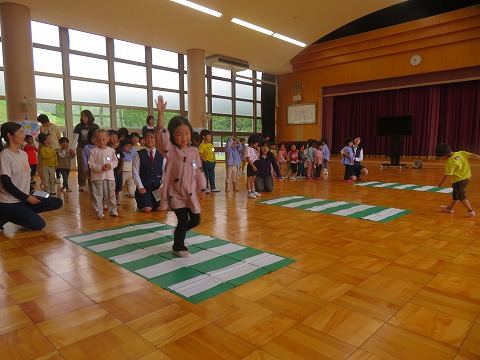 手を挙げて横断歩道を渡る子