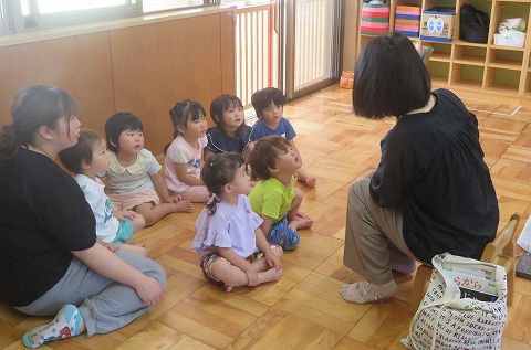 絵本の読み聞かせをしてもらっている子ども達