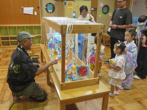 ひもひきをする子ども達