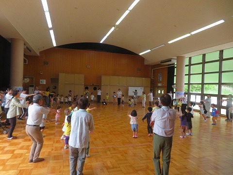 盆踊りをする全園児