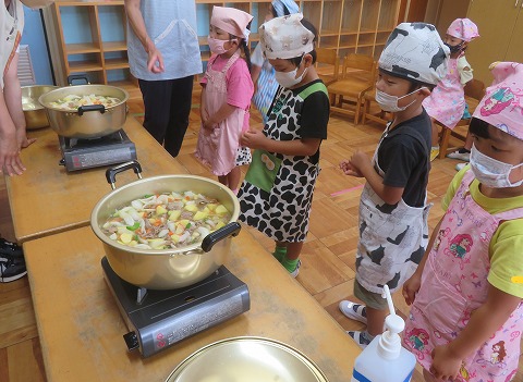 カレーを見る子ども達