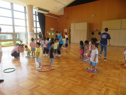 集団あそびをする子ども達