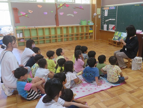 絵本の読み聞かせをしてもらっている子ども達