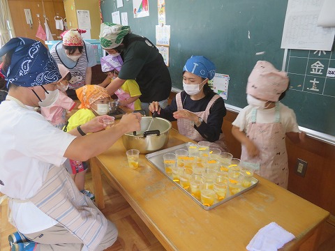 ゼリー作りをする年少親子
