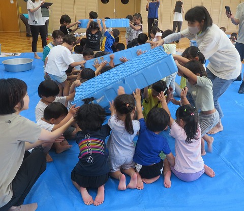 大きな寒天を型から出す子ども達